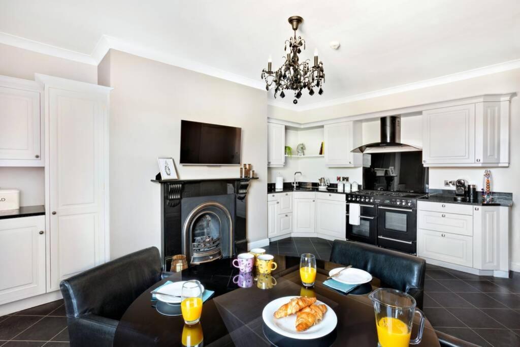 Central Harrogate Townhouse Apartment With Parking Exterior foto