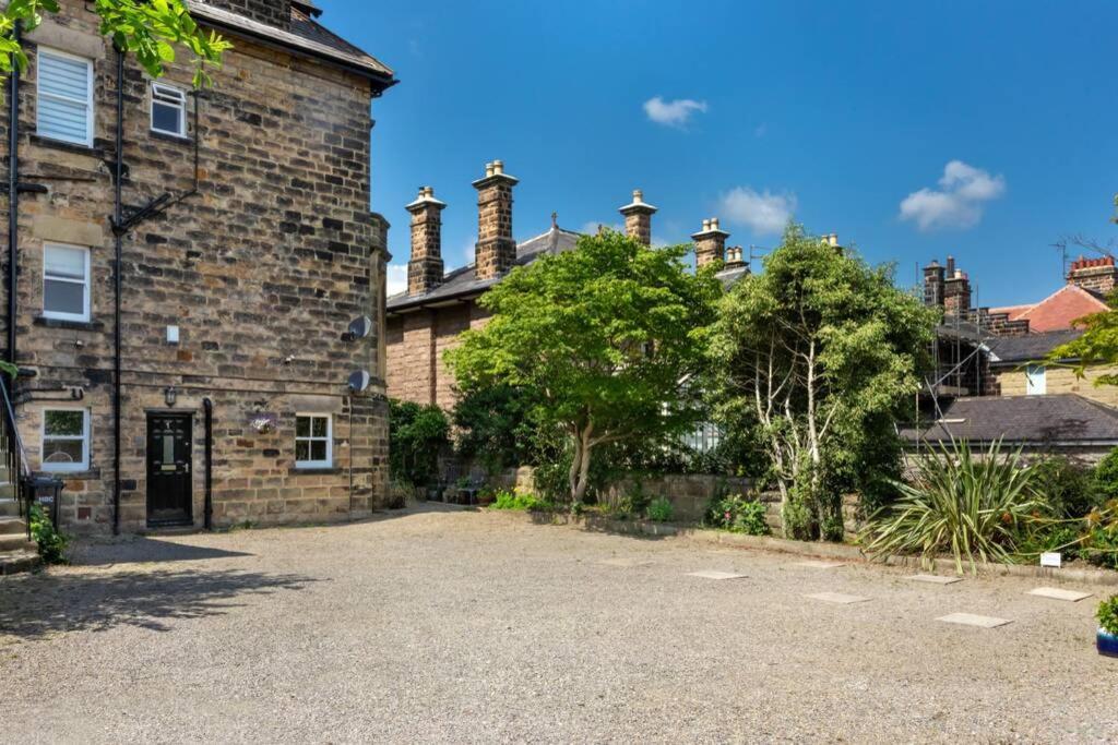 Central Harrogate Townhouse Apartment With Parking Exterior foto